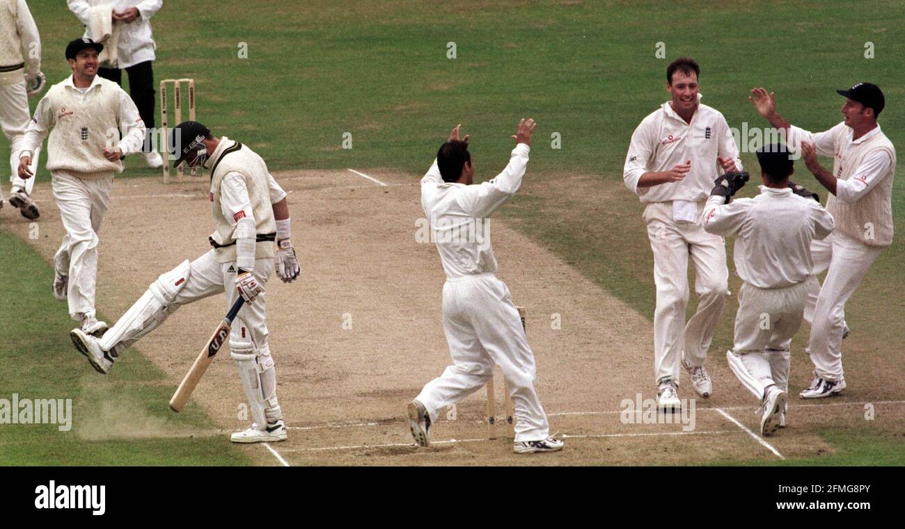 Angleterre / Afrique du Sud Cricket Fith Test Headingly 1998 le Le joueur d'Angleterre célèbre alors qu'Angus Fraser prend le cricket D'Allan Donald dans le 5e et dernier match de test Que l'Angleterre a gagné par 23 courses Banque D'Images