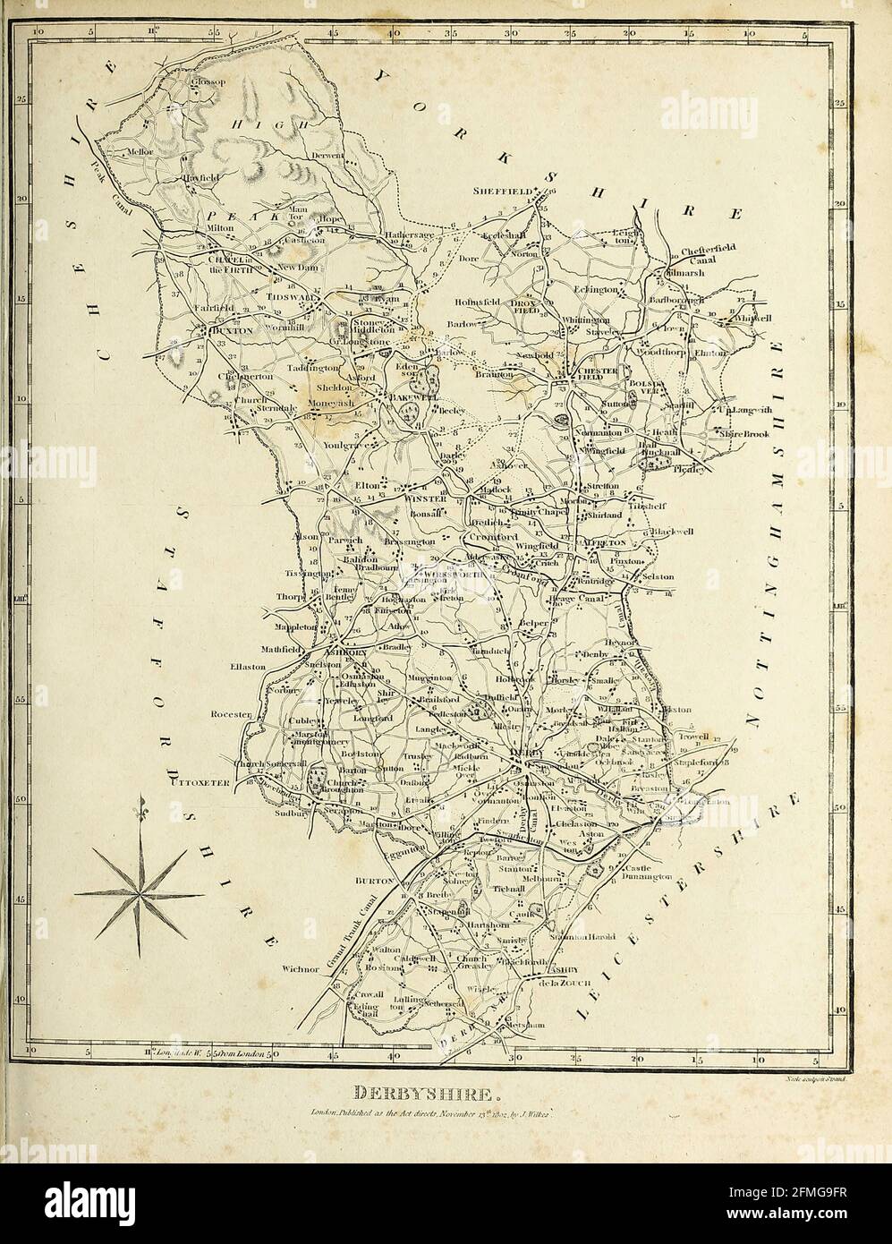 Derbyshire est un comté dans les Midlands de l'est de l'Angleterre. Une grande partie du parc national de Peak District se trouve dans le Derbyshire, contenant l'extrémité sud de la gamme de collines de Pennine, qui s'étend au nord du comté. Elle contient une partie de la forêt nationale et borde la grande région de Manchester au nord-ouest, le West Yorkshire au nord, le South Yorkshire au nord-est, le Notinghamshire à l'est, le Leicestershire au sud-est, le Staffordshire à l'ouest et au sud-ouest et le Cheshire également à l'ouest. Kinder Scout, gravure de Copperplate de l'Encyclopedia Londinensis or, Université Banque D'Images