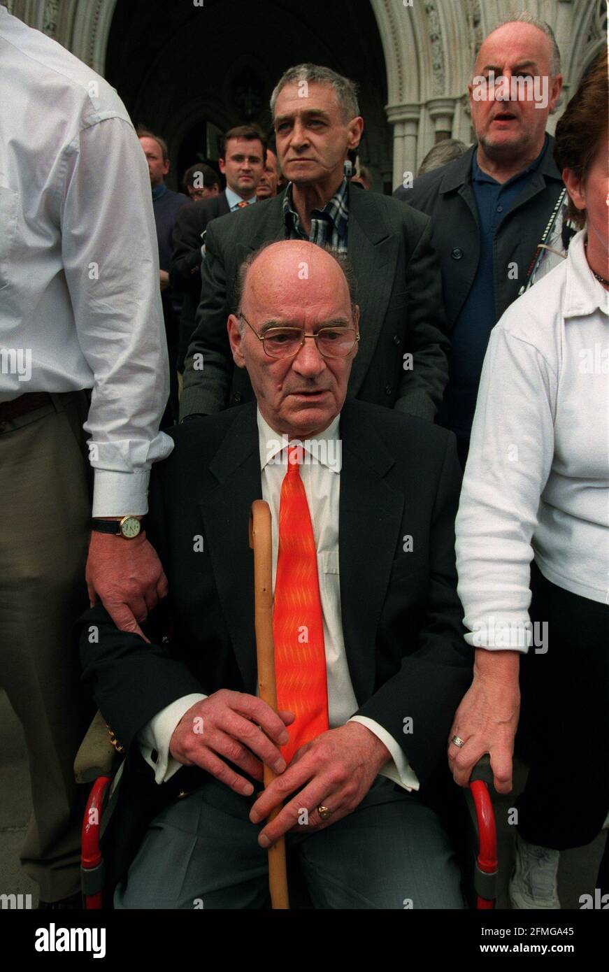 Paddy Nicholls a été assassiné juin 1998 libéré de prison après 23 ans d'être poussé dans son fauteuil roulant après par Paddy Hill une autre victime d'une fausse couche de justice Banque D'Images