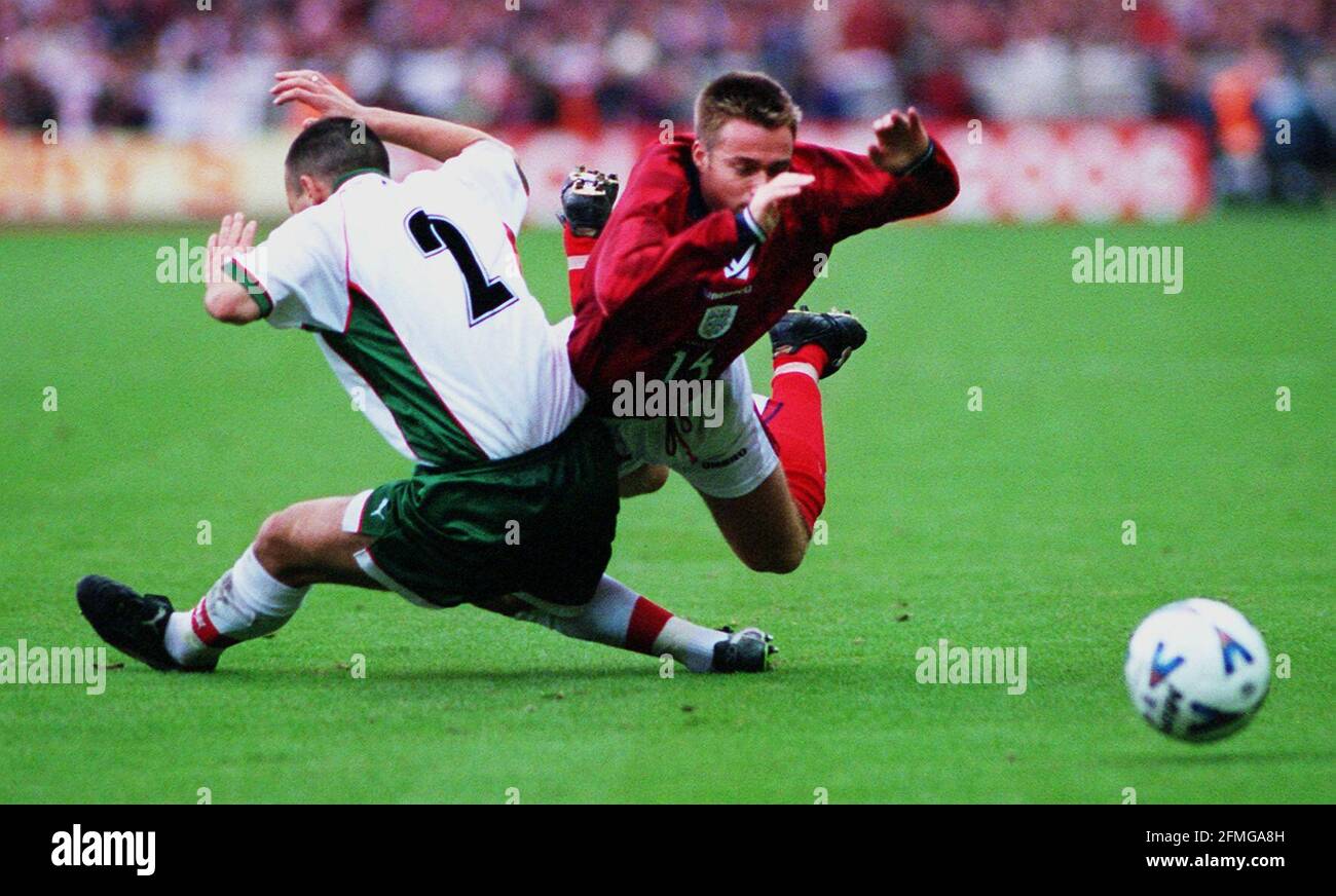 Remplacer Graeme le Saux enchevêtrements par bulgare 1998Radostan Kishischev vient À la terre pendant l'Angleterre de qualification Euro 2000 contre la Bulgarie à Wembley le match s'est terminé par un tirage de 0-0 Banque D'Images