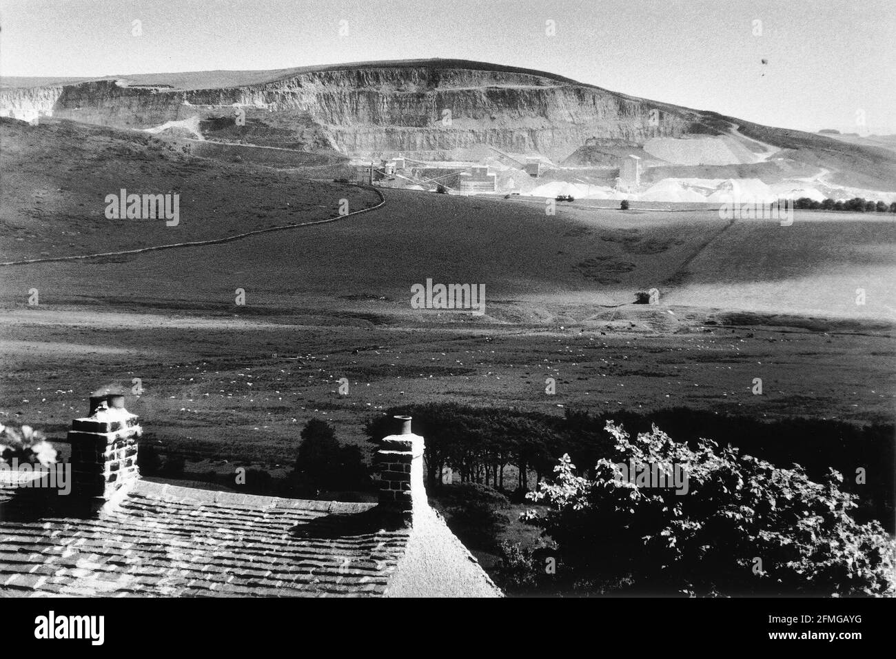 Eldon Hill Quarry dans le Peak District, dans la photo au loin, est le plus connu des pics eyesore et cessera de travailler nesxt année après qu'une demande de prolongation a été refusée. Banque D'Images