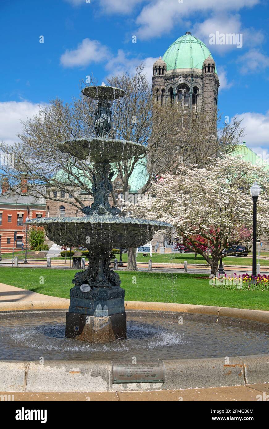 Fontaine de Soper - Taunton Green - Taunton, Massachusetts, États-Unis. Le palais de justice du comté de Bristol en arrière-plan Banque D'Images