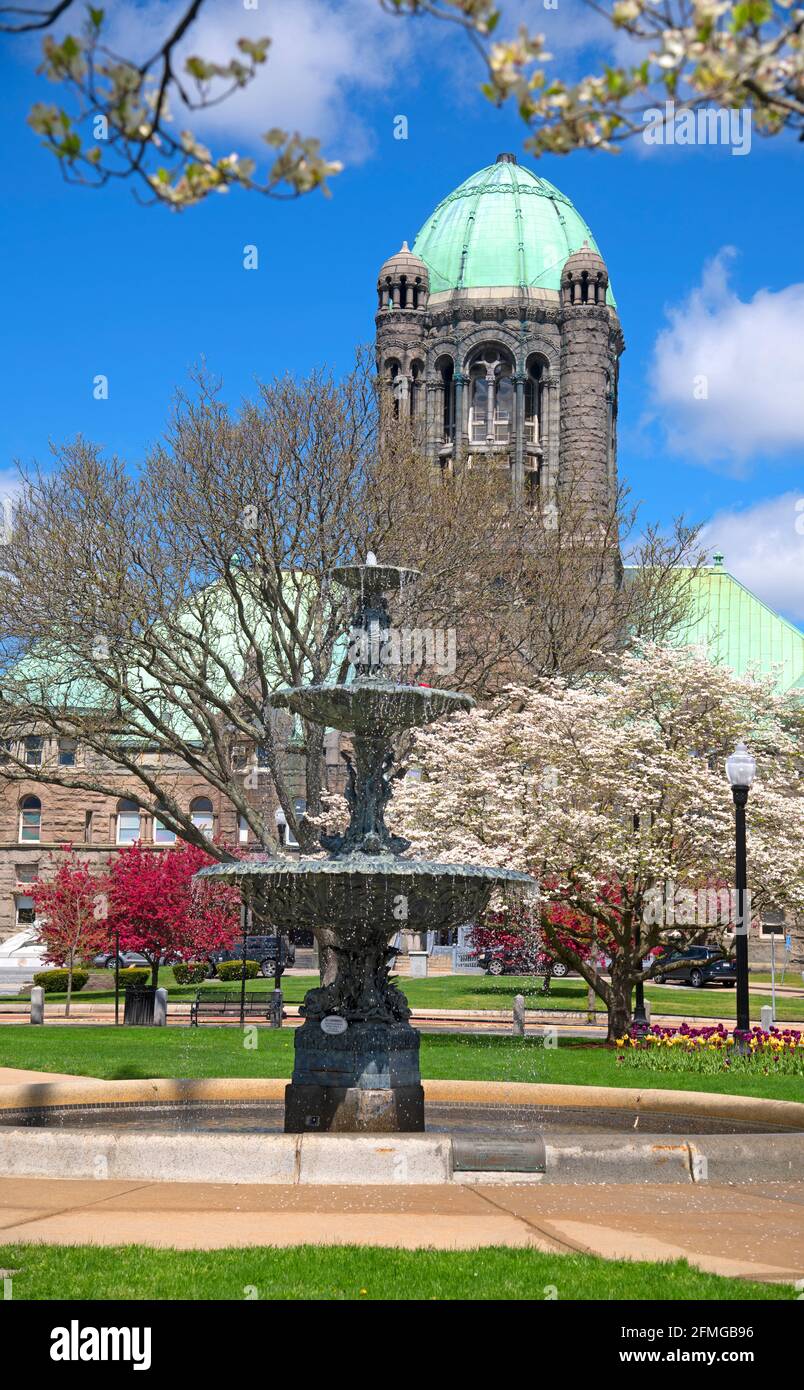 Fontaine de Soper - Taunton Green - Taunton, Massachusetts, États-Unis. Le palais de justice du comté de Bristol en arrière-plan Banque D'Images