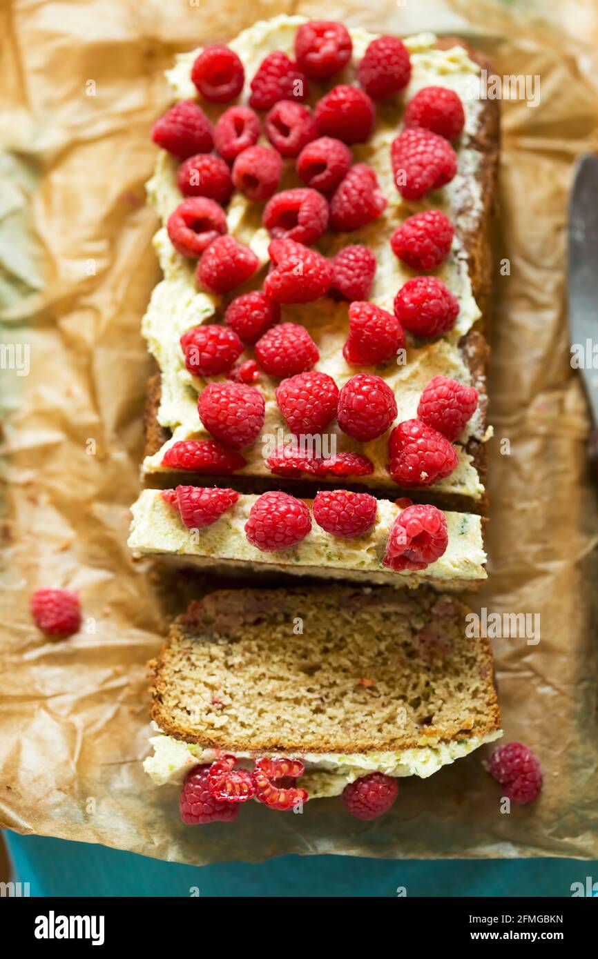 Gâteau à l'avocat au citron vert avec framboises, glaçage à l'avocat Banque D'Images
