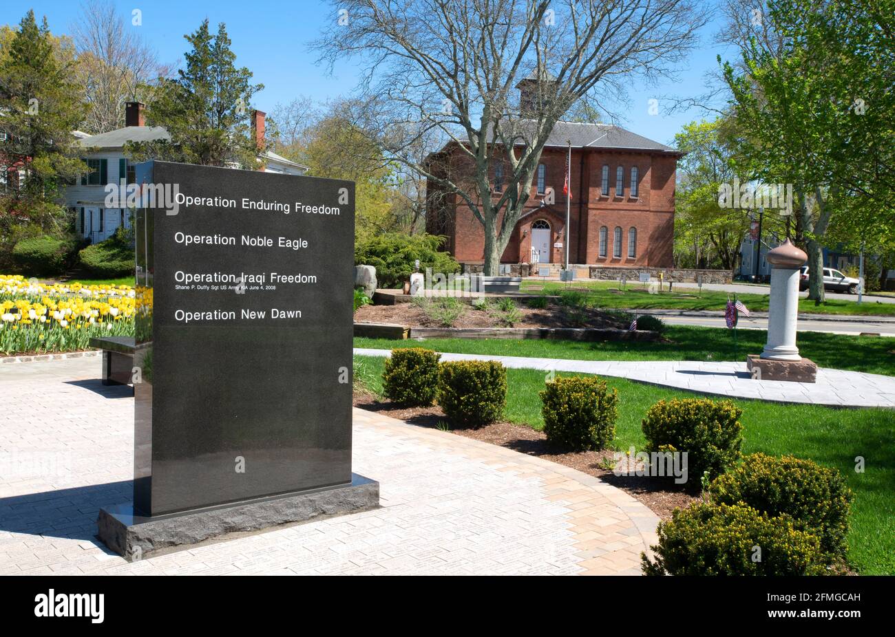 La Old Colony Historical Society de Taunton, Massachusetts, telle qu'elle a été vue au-dessus de divers monuments commémoratifs de guerre Banque D'Images