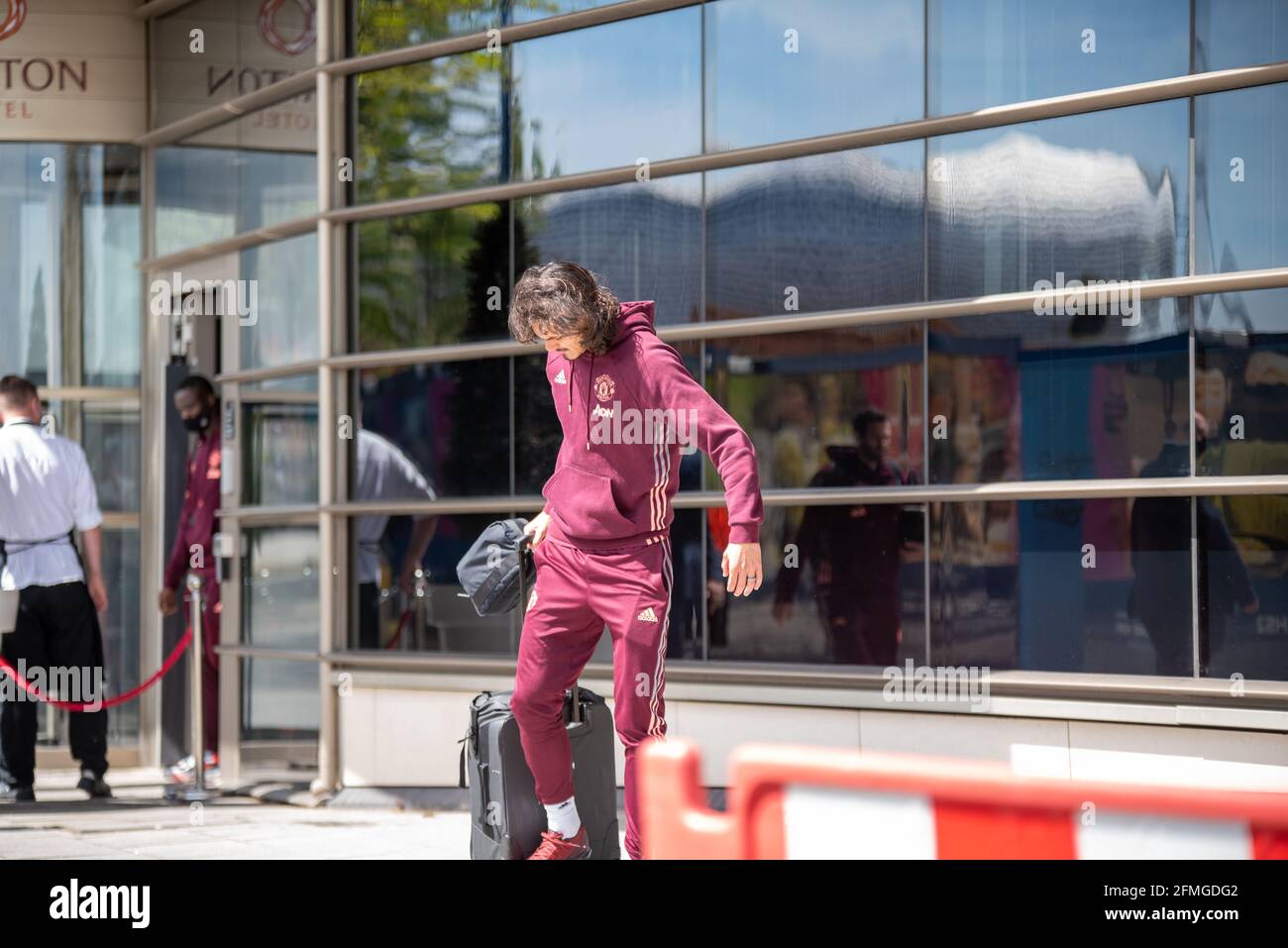 Birmingham, Royaume-Uni. 9 mai 2021. Edinson Cavani lutte avec sa valise alors qu'il quitte l'hôtel Clayton au centre-ville de Birmingham vers midi 9 mai avant un match contre Aston Villa. Crédit : Ryan Underwood/Alay Live News Banque D'Images