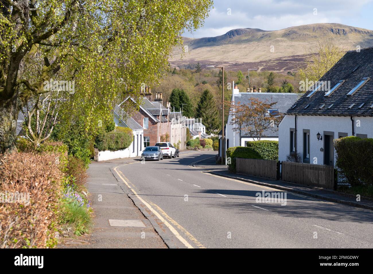 Killagain main Street cottages avec les CAMPSIE Fells, Killagain, Stirling, Écosse, Royaume-Uni Banque D'Images