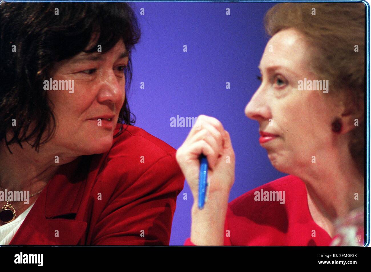 Clare Short Ministre pour le développement international 1997 avec le Président de La chambre de commerce Margaret Beckett au Parti travailliste Conférence à Brighton Banque D'Images