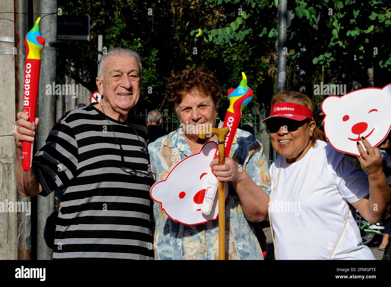 Jeux Olympiques, Brésil – 5 août 2016 : les gens qui rassemblent la zone sud de Rio de Janeiro en regardant le relais de la flamme olympique pour l'Olympiade de Rio 2016. Banque D'Images