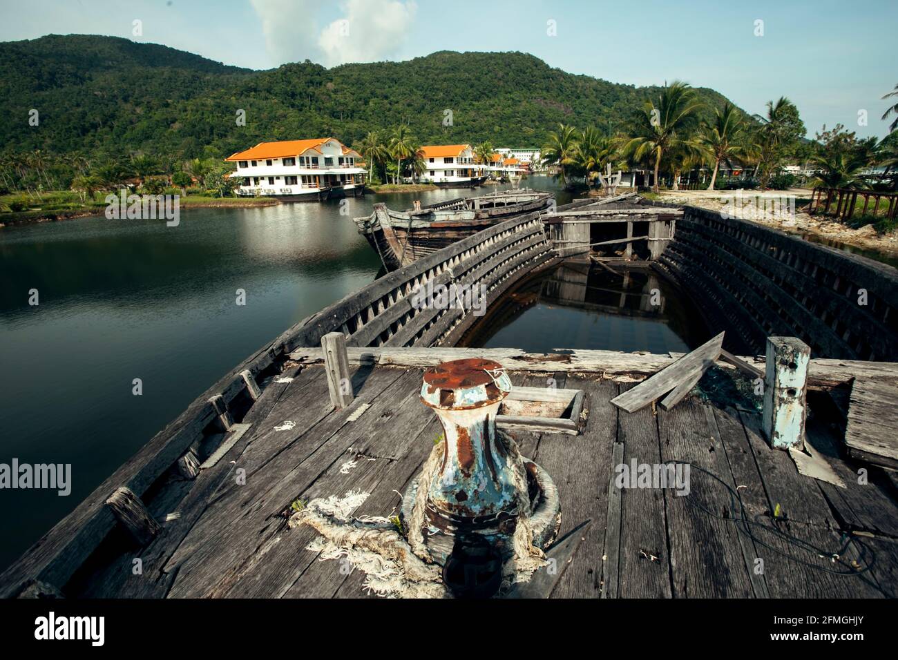 Les vieux bateaux de mer abandonnés dans la jungle thaïlandaise. Banque D'Images
