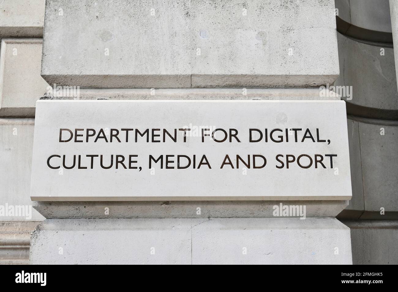 Enseigne du département de la culture numérique, médias et sport, Whitehall, Londres. ROYAUME-UNI Banque D'Images