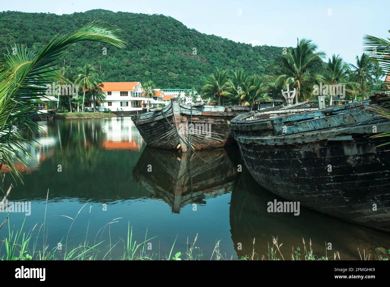 Un lac avec de vieux bateaux abandonnés dans la jungle thaïlandaise. Banque D'Images
