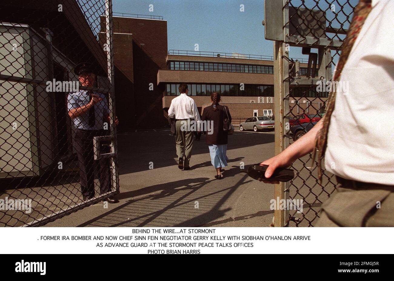 Gerry Kelly négociateur en chef Sinn Fein à Stormont le 1997 juillet Avec Siobhan O'Hanlon comme garde d'avance à installer les bureaux des pourparlers de paix doivent avoir lieu à Septembre Banque D'Images