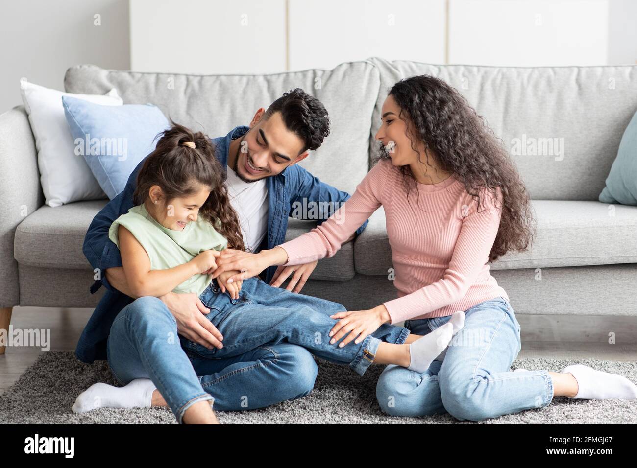 Portrait de la famille arabe heureuse de passer du temps ensemble à la maison Banque D'Images