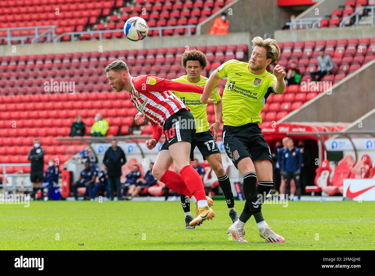 Aiden O'Brien #10 de Sunderland dans un défi aérien avec Ryan Watson #8 de Northampton Town Banque D'Images