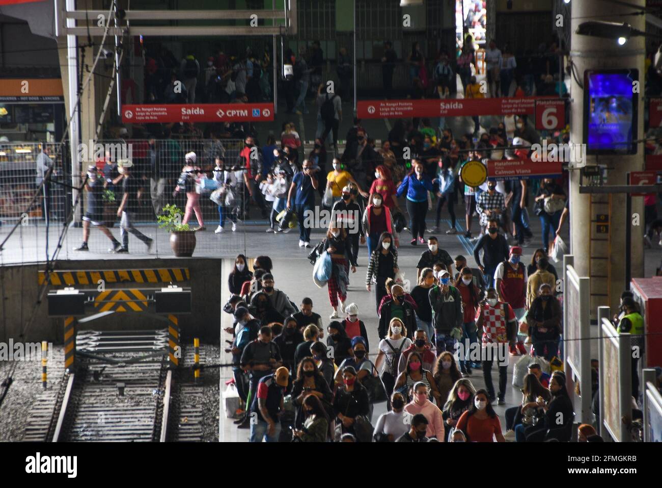 Sao Paulo, Brésil. 08 mai 2021. 8 mai 2021 - mouvement des personnes à la gare de Sao Paulo, qui est bien connue pour ses prix de vente moins chers. (Photo de Ronaldo Silva/Pacific Press/Sipa USA) crédit: SIPA USA/Alay Live News Banque D'Images