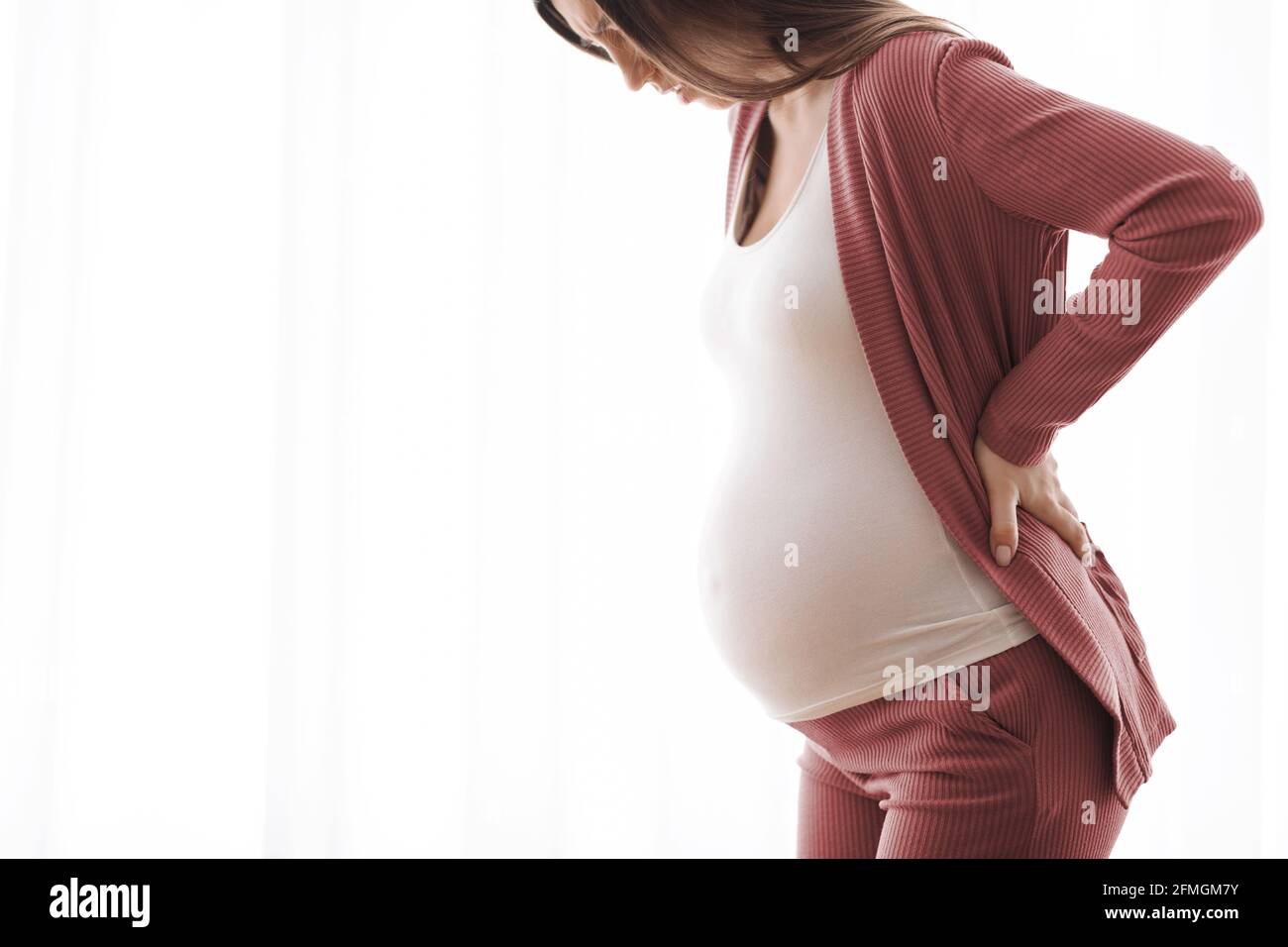 Mal de dos de grossesse. Gros plan de la jeune femme enceinte souffrant de  douleurs au bas du dos Photo Stock - Alamy