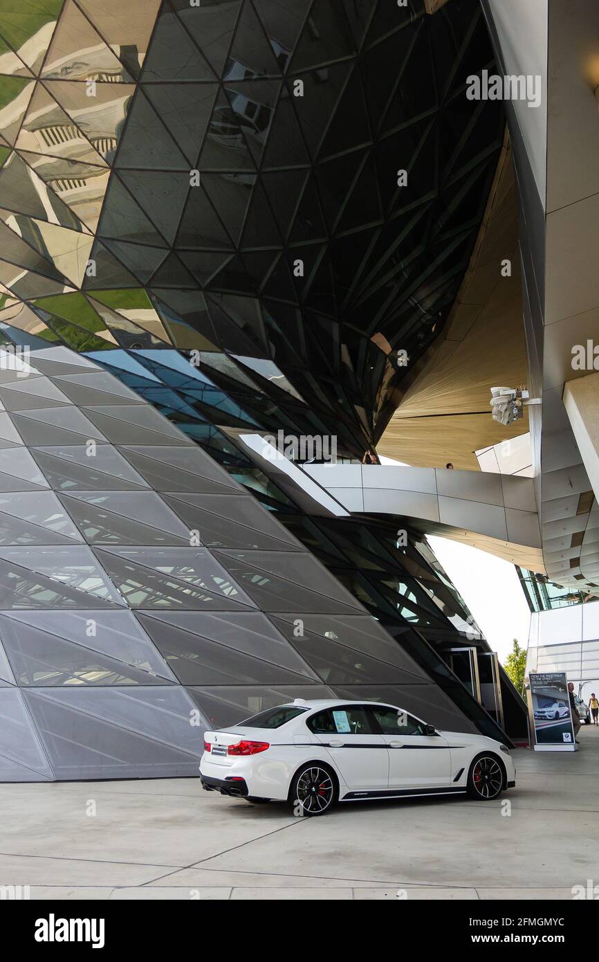 Bmw welt parking Banque de photographies et d’images à haute résolution ...