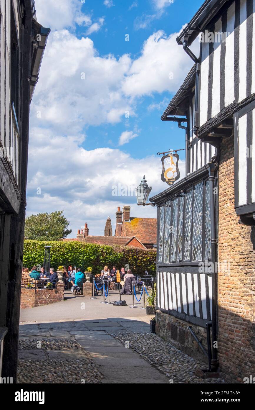 La salle à manger extérieure de l'historique Mermaid Inn, Mermaid Street, Rye, East Sussex, Royaume-Uni Banque D'Images