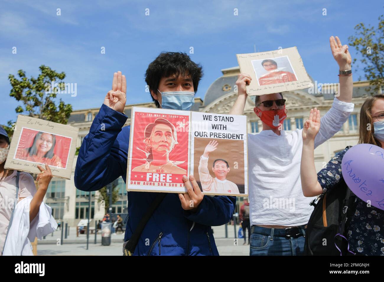 Manifestant avec le portrait d'Aung San Suu Kyi. La Communauté birmane de France (CBF) s'est réunie sur la piste de la gare de Toulouse (France), en soutien au peuple birman. Depuis le coup d'Etat militaire du 1er février, la mort de centaines de manifestants et l'emprisonnement de milliers de civils (dont de nombreux médecins), la diaspora s'inquiète de ses concitoyens. En même temps, ils ont donné leur plein appui au Gouvernement d'unité nationale (NUG). 8 mai 2021. Photo de Patrick Batard / ABACAPRESS.COM Banque D'Images