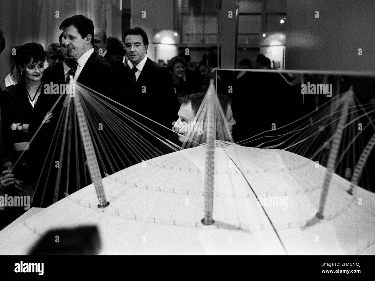 Tony Blair à la conférence de presse à la salle des fêtes en février 1998 La femme Cherie Blair et Peter Mandelson et Alastair Campbell à Lancez le contenu qui sera dans le Dôme du millénaire Banque D'Images