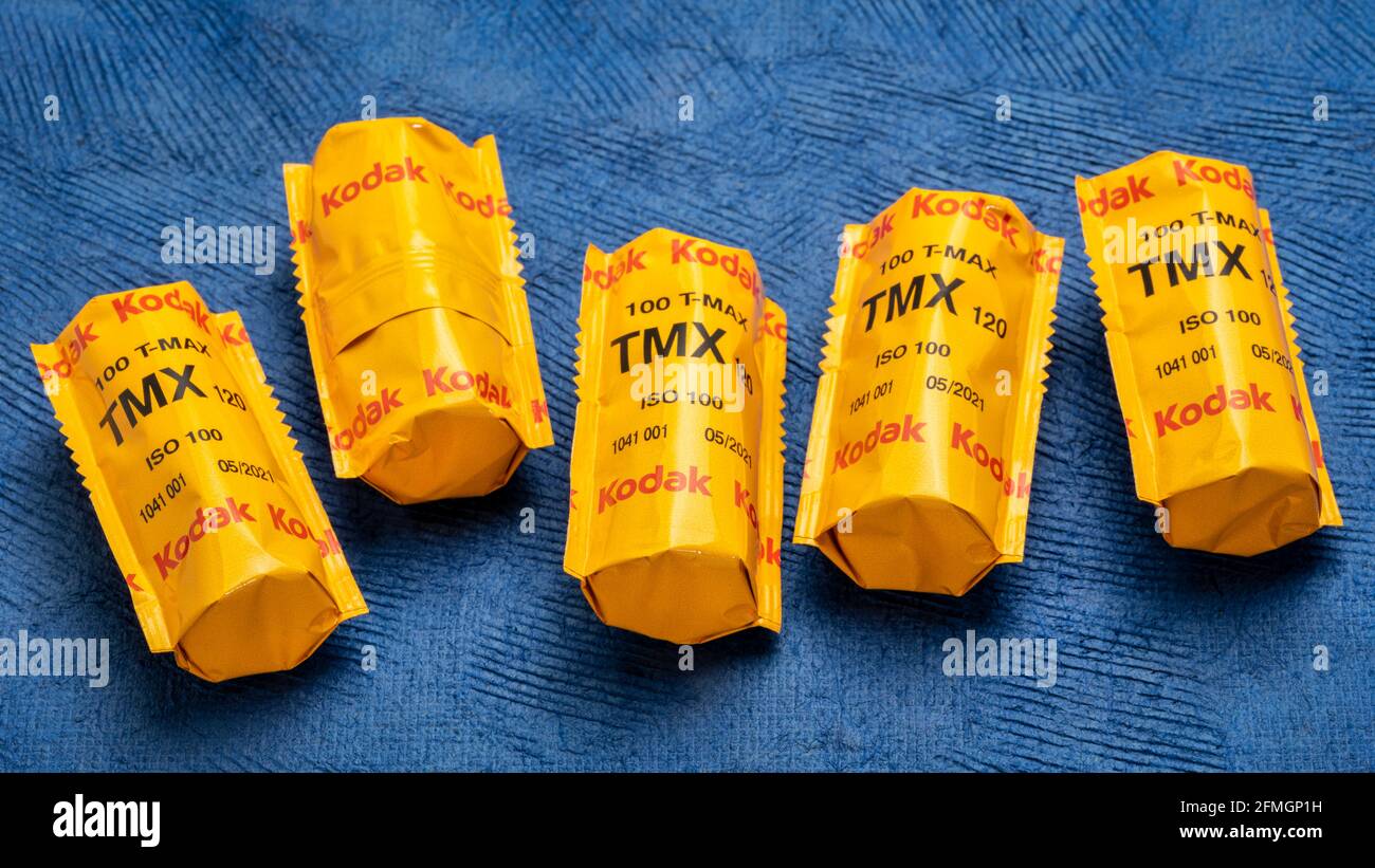 Fort Collins, Colorado, États-Unis - 10 juillet 2020 : rouleaux de 120 films TMX noir et blanc (T-Max 100) de Kodak sur papier texturé bleu, film de format moyen photograp Banque D'Images
