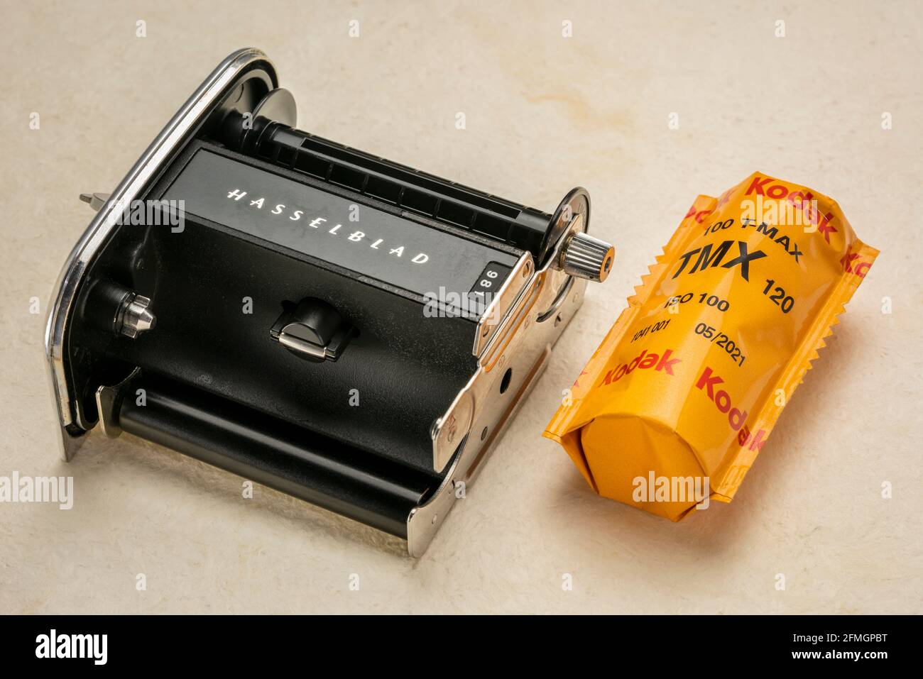 Fort Collins, CO, États-Unis - 10 juillet 2020 : dos de film (insert) d'un appareil photo de format moyen vintage Hasselblad avec un rouleau de 120 Kodak T-max noir et blanc Banque D'Images