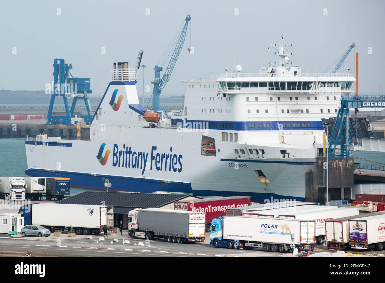 Cherbourg en Cotentin, France. 28 février 2021. Ferry Brittany Ferries vu au port de ferry de Cherbourg, situé au nord de la Péninsule du Cotentin dans le nord-ouest de la France. Le port du ferry de Cherbourg sert de porte d'entrée à la région de Normandie, à Paris et à partir de la Belgique, de la Hollande et de l'Allemagne. Crédit : SOPA Images Limited/Alamy Live News Banque D'Images