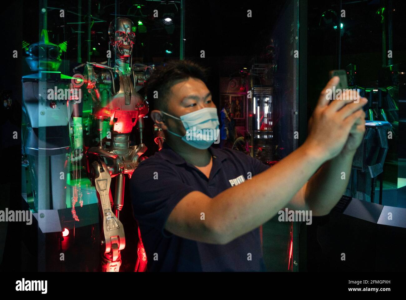 Hong Kong, Chine. 08 mai 2021. Un visiteur prend un selfie avec le robot Endoskeleton T-800 utilisé dans le tournage de « Terminator Salut » lors de l'exposition « ROBOTS » au Musée des sciences de Hong Kong, à Hong Kong, le 8 mai 2021. L'exposition explore l'histoire de 500 ans des robots humanoïdes et la quête artistique et scientifique pour comprendre ce que signifie être humain. Crédit : SOPA Images Limited/Alamy Live News Banque D'Images