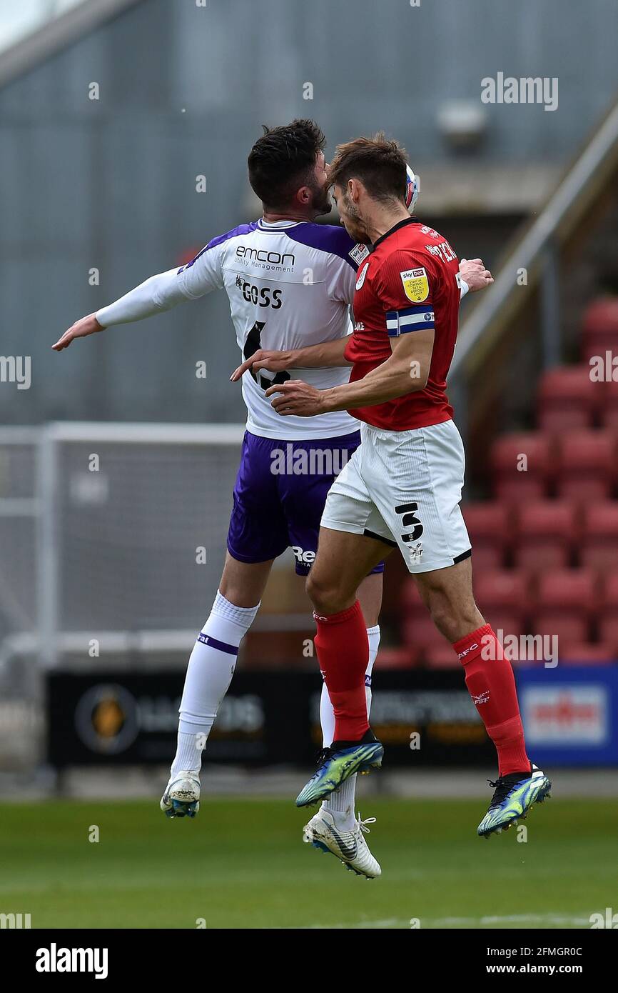 CREWE, ROYAUME-UNI. 9 MAI Harry Pickering, de Crewe Alexandra, tussles avec Sean Goss, de Shrewsbury Town, lors du match de la Sky Bet League 1 entre Crewe Alexandra et Shrewsbury Town, stade Alexandra, Crewe, le dimanche 9 mai 2021. (Credit: Eddie Garvey | MI News) Credit: MI News & Sport /Alay Live News Banque D'Images