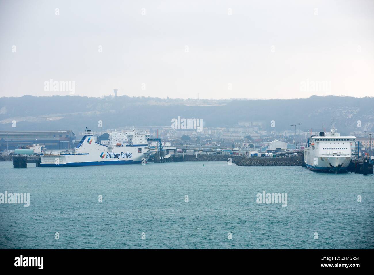 Cherbourg en Cotentin, France. 28 février 2021. Ferry Brittany Ferries vu au port de ferry de Cherbourg, situé au nord de la Péninsule du Cotentin dans le nord-ouest de la France. Le port du ferry de Cherbourg sert de porte d'entrée à la région de Normandie, à Paris et à partir de la Belgique, de la Hollande et de l'Allemagne. (Photo par Karol Serewis/SOPA Images/Sipa USA) crédit: SIPA USA/Alay Live News Banque D'Images