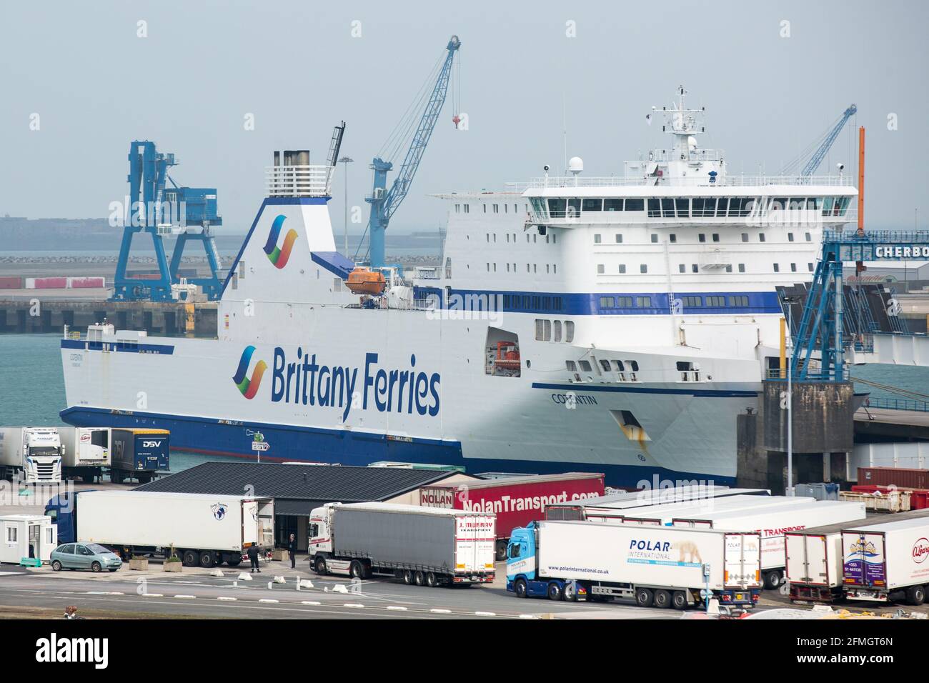 Cherbourg-en-Cotentin, Normandie, France. 28 février 2021. Ferry Brittany Ferries vu au port de ferry de Cherbourg, situé au nord de la Péninsule du Cotentin dans le nord-ouest de la France. Le port du ferry de Cherbourg sert de porte d'entrée à la région de Normandie, à Paris et à partir de la Belgique, de la Hollande et de l'Allemagne. Crédit: Karol Serewis/SOPA Images/ZUMA Wire/Alay Live News Banque D'Images