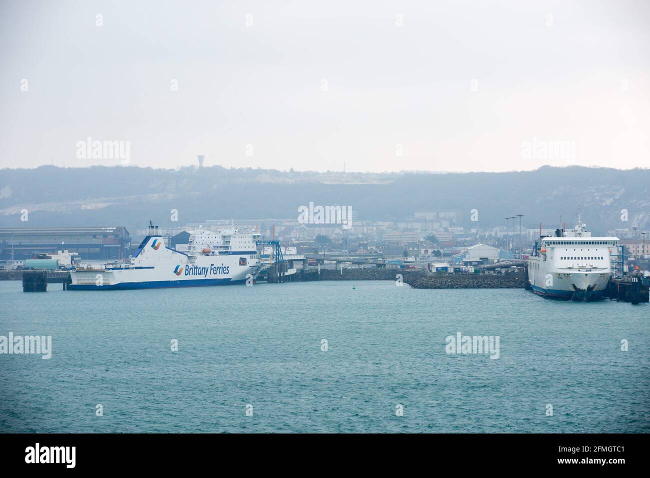 Cherbourg-en-Cotentin, Normandie, France. 28 février 2021. Ferry Brittany Ferries vu au port de ferry de Cherbourg, situé au nord de la Péninsule du Cotentin dans le nord-ouest de la France. Le port du ferry de Cherbourg sert de porte d'entrée à la région de Normandie, à Paris et à partir de la Belgique, de la Hollande et de l'Allemagne. Crédit: Karol Serewis/SOPA Images/ZUMA Wire/Alay Live News Banque D'Images