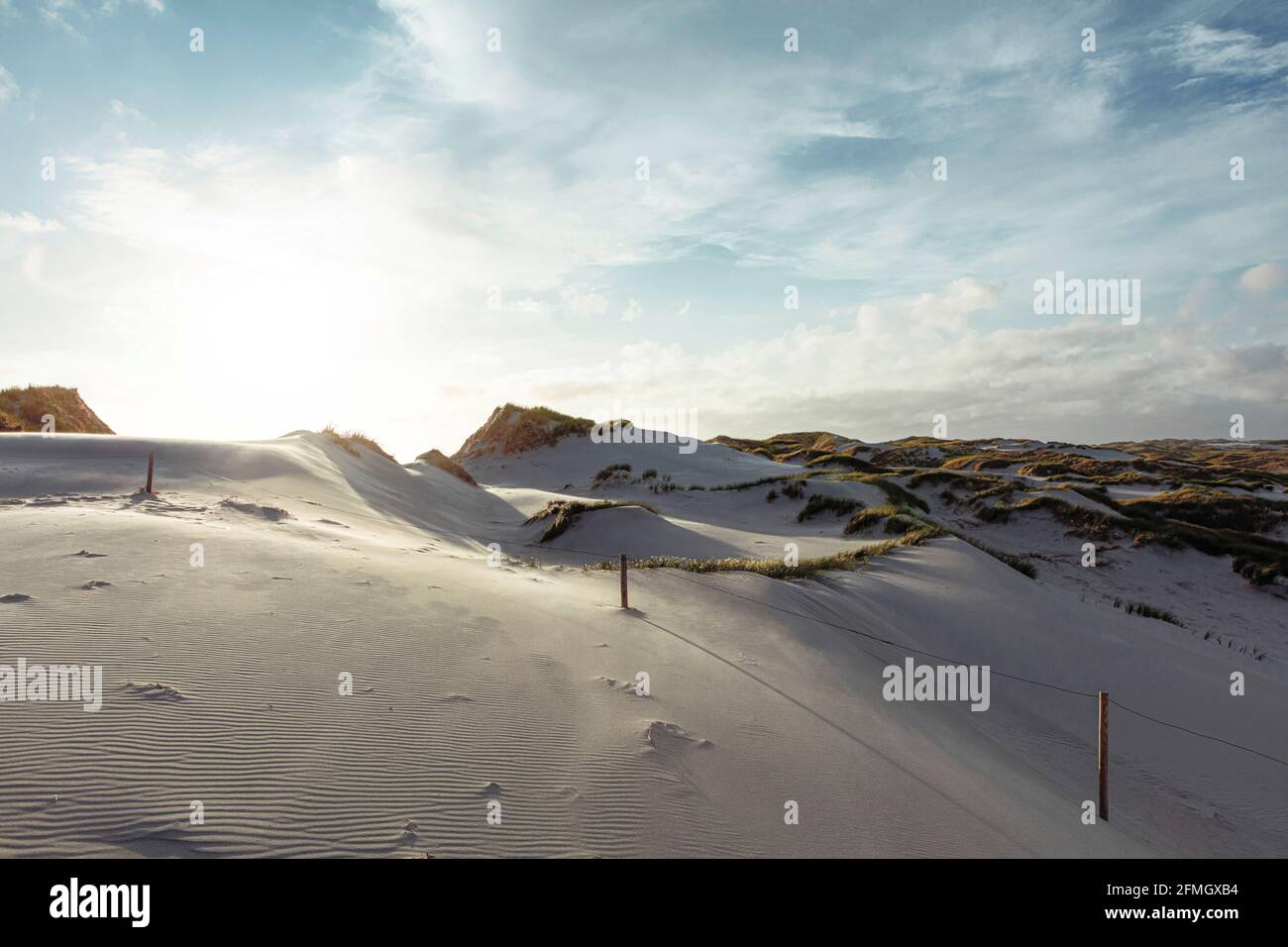 Vue panoramique depuis une dune de sable sur le paysage côtier de la mer du Nord avec un phare rouge et blanc à distance. Vacances d'été, vacances à la mer concep Banque D'Images