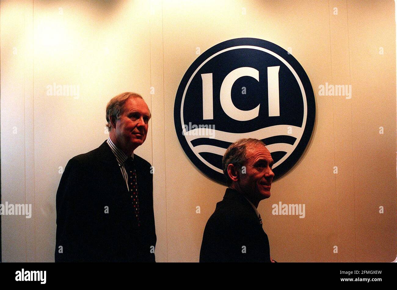 Charles Miller Smith (l) et F.D., directeur général de l'ici Alan Spall (r) lors de la présentation du rapport intérimaire de l'ici au City Presntation Centre de Londres Banque D'Images