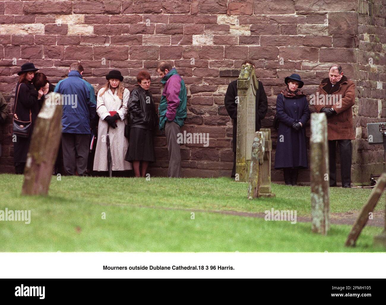 Les résidents de Dunblane font la queue devant la cathédrale de Dunblane pour payer leur Respecte les victimes de l'école primaire de Dunblane à Écosse où le fou Thomas Hamilton a abattu 16 écoliers Et leur professeur Gwen Mayor et blessé 14 autres Banque D'Images