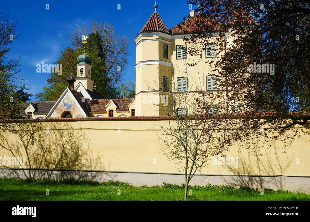 Vue sur le château de Garatshausen sur le lac Starnberg est la propriété privée de la famille princière Thurn et taxis. Banque D'Images