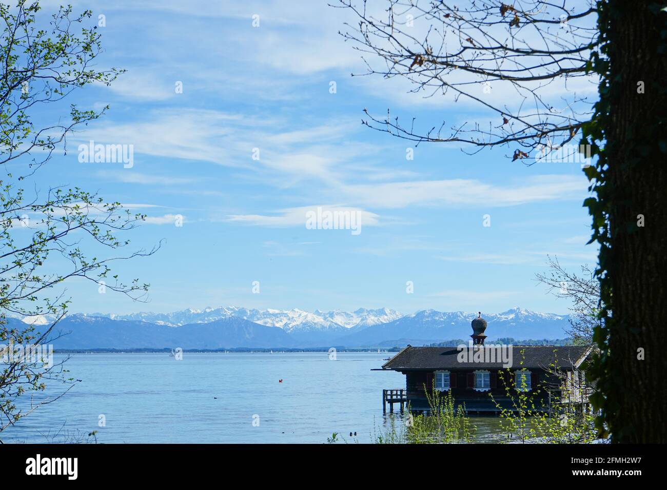 Vue sur le lac Starnberg depuis un parc.En arrière-plan les Alpes. Banque D'Images