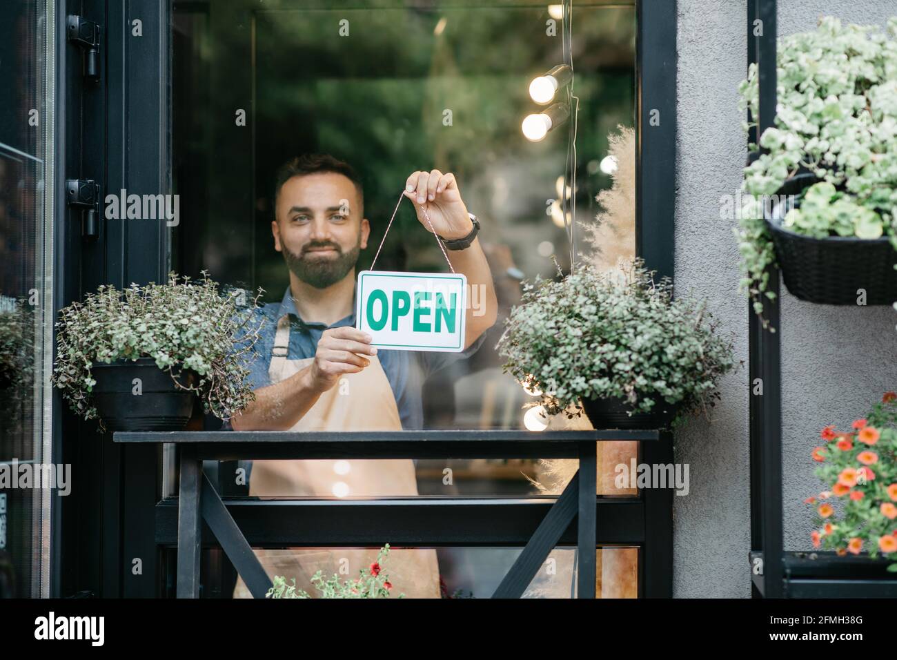 Nouvelles règles pour l'ouverture du magasin après la quarantaine Covid-19 et positive émotions du propriétaire Banque D'Images