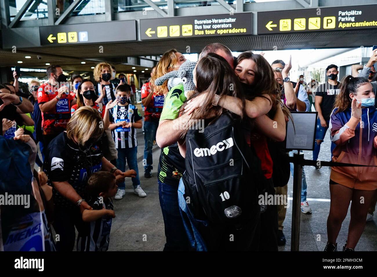 Malaga, Espagne. 1er mai 2021. Les sœurs jumelles Soledad et Esperanza Lopez Jiménez épousent leur père lors de l'arrivée des joueurs de Rincon Fertildad Malaga à l'aéroport de Malaga après avoir remporté la coupe d'Europe EHF à Zagreb. Credit: Francis Gonzalez/SOPA Images/ZUMA Wire/Alay Live News Banque D'Images