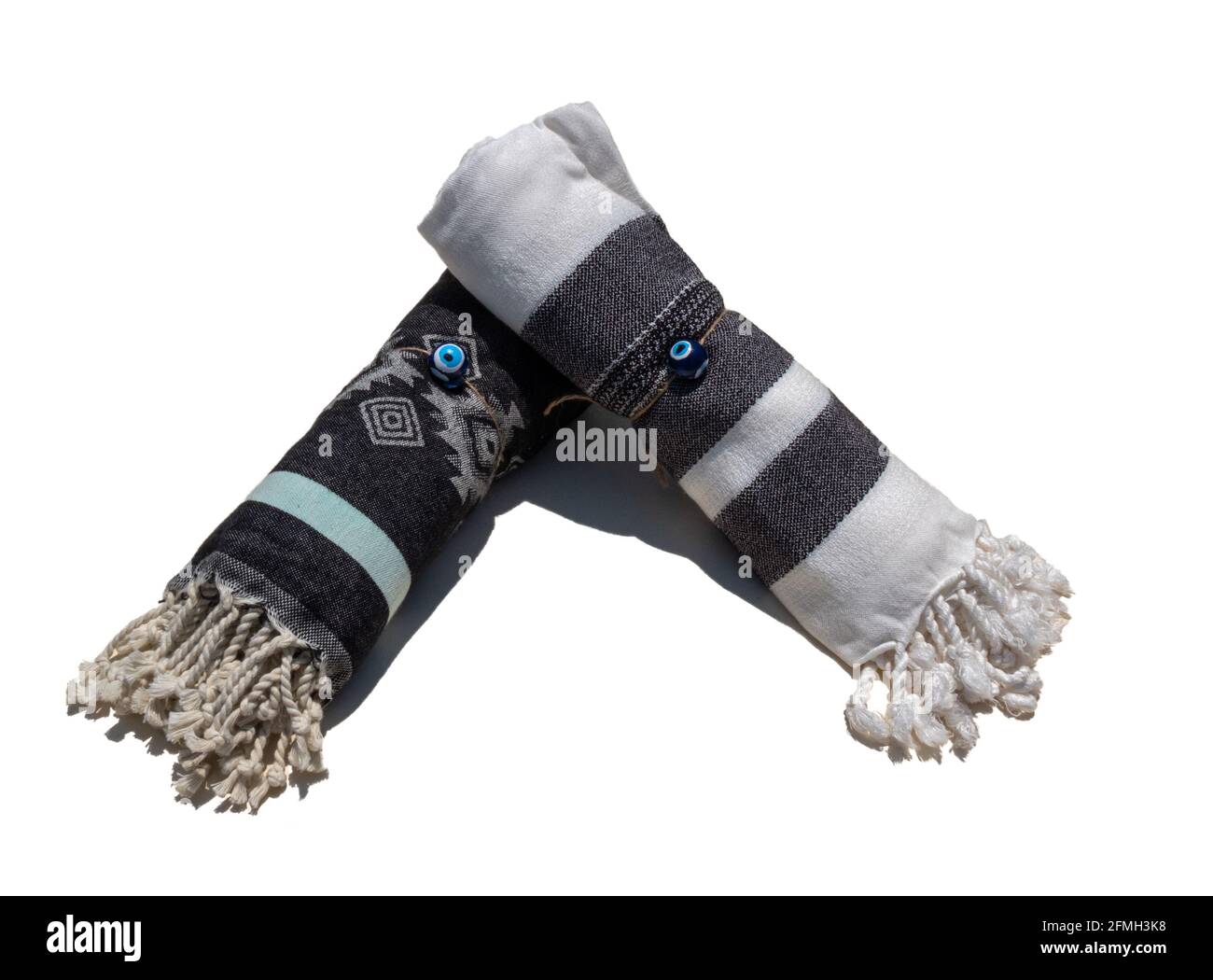 Deux serviettes turques roulées isolées sur fond blanc Banque D'Images