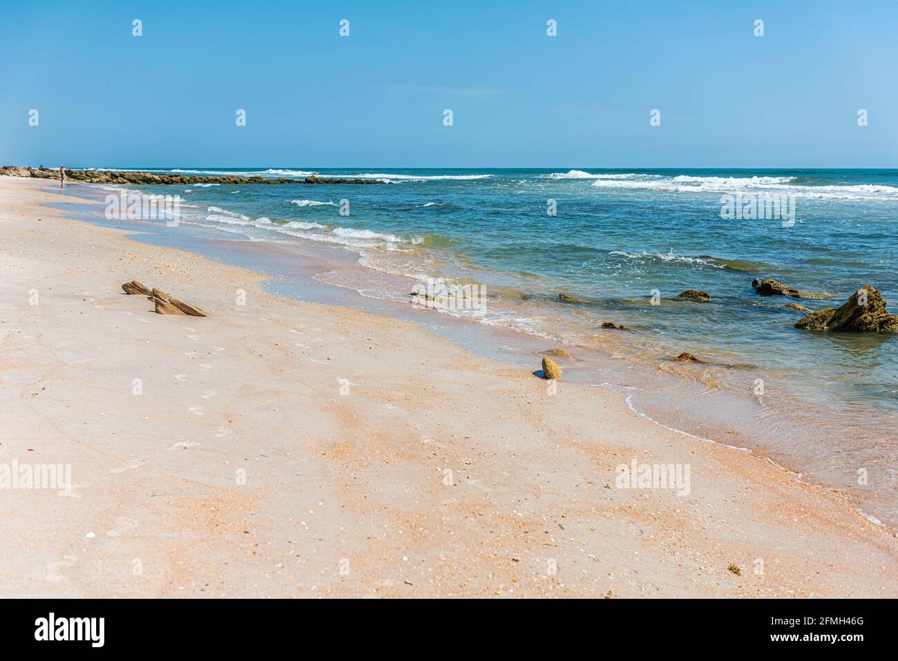 Réserve entre la rivière Marineland et la mer à Palm Coast, en Floride, avec la côte de plage et les formations rocheuses et les vagues d'eau turquoise vert bleu de l'océan Atlantique Banque D'Images