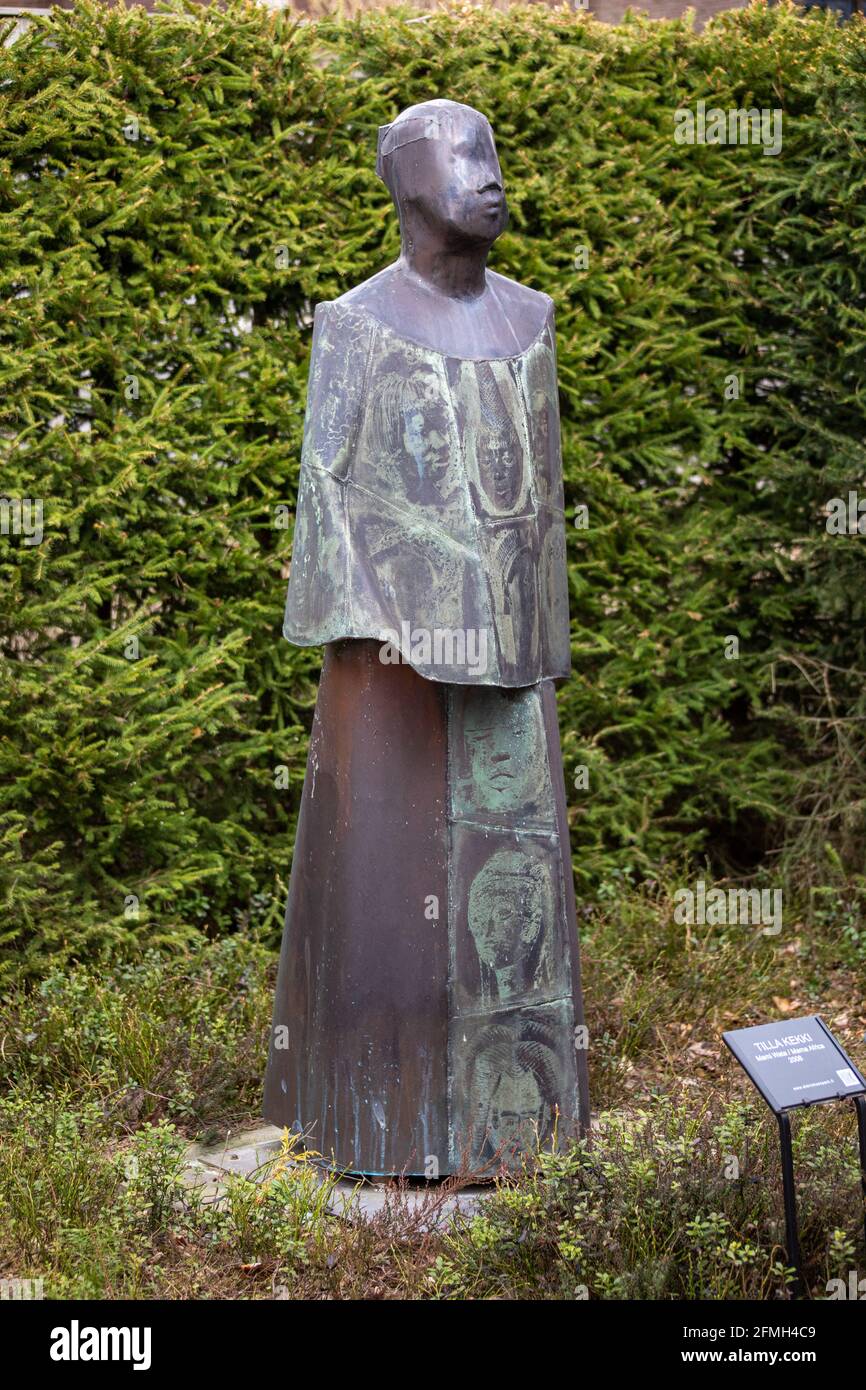 Mama Wata (Mama Afrique). Une sculpture de Tilla Kekki dans le jardin du musée d'art Didrichsen à Kuusisaari dsitrict d'Helsinki, en Finlande. Banque D'Images