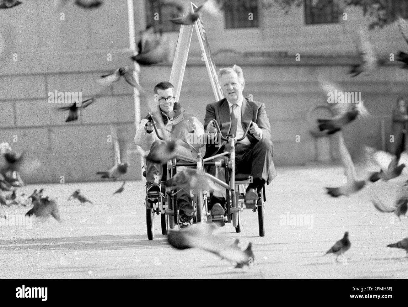 Steven Norris et Gary Butler septembre 1999Steven Norris qui est Dans l'espoir d'être le candidat conservateur du maire de Londres Vu ici à cheval sur un vélo de pousse-pousse à quatre roues avec Gary Butler pour sensibiliser l'ennemi The Charity Scope et le désactivé Banque D'Images