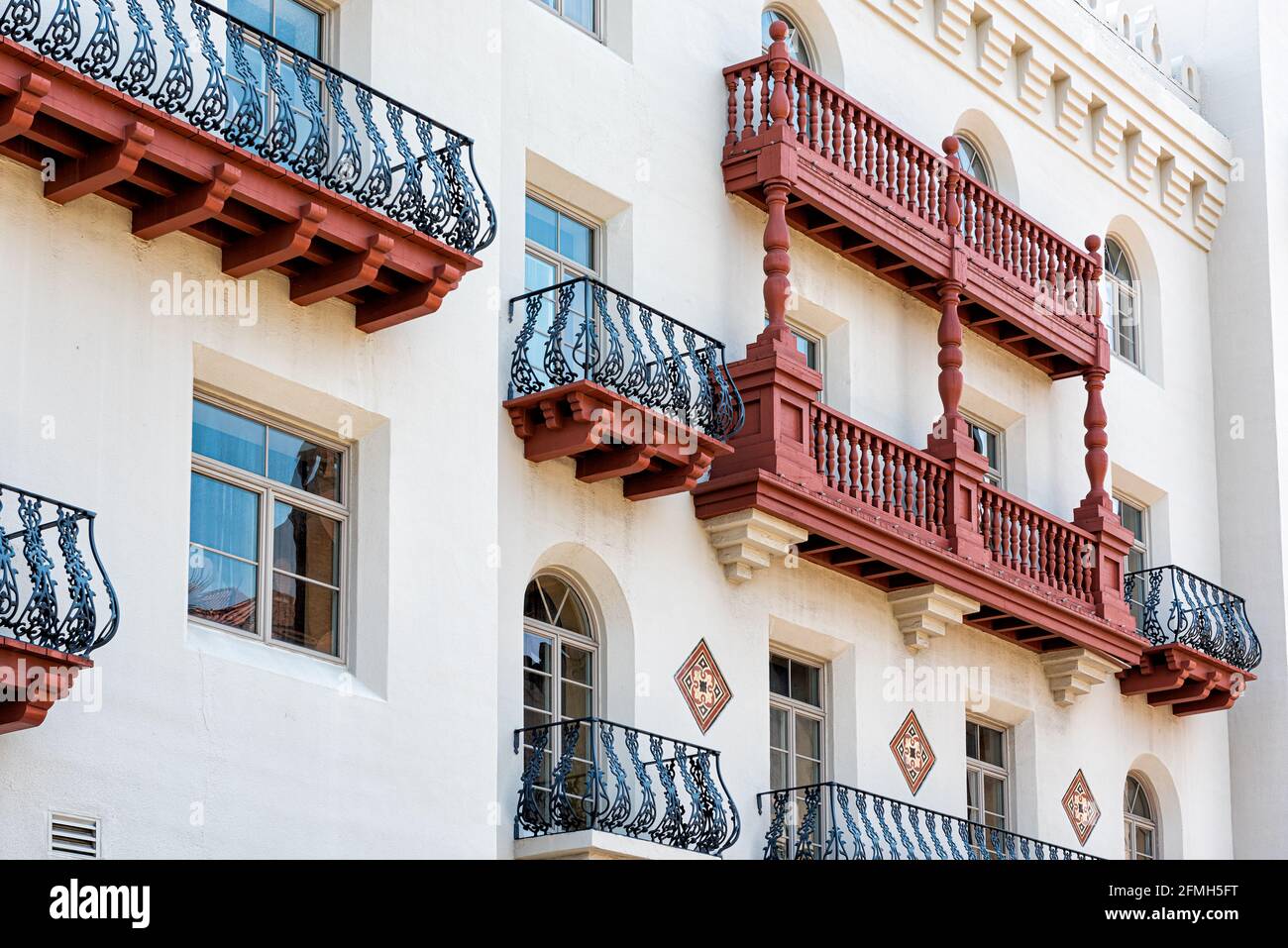 St. Augustine, États-Unis l'architecture de la Floride célèbre architecture de la ville historique avec personne et des fenêtres de balcon sur le mur Banque D'Images