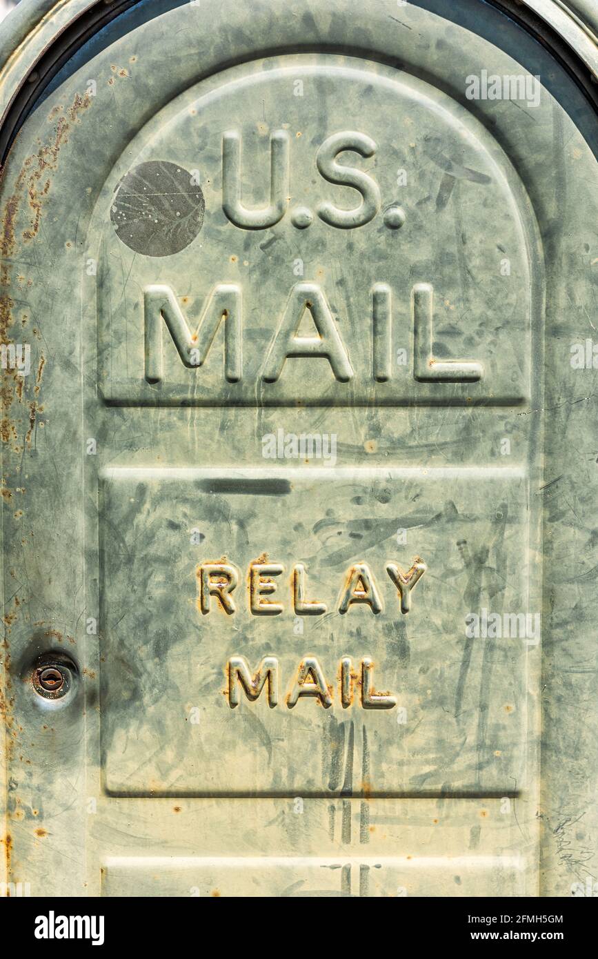 Boîte aux lettres rétro ancienne de couleur verte avec enseigne Pour le courrier relais, voir la macro de gros plan verticale à St Augustine Banque D'Images