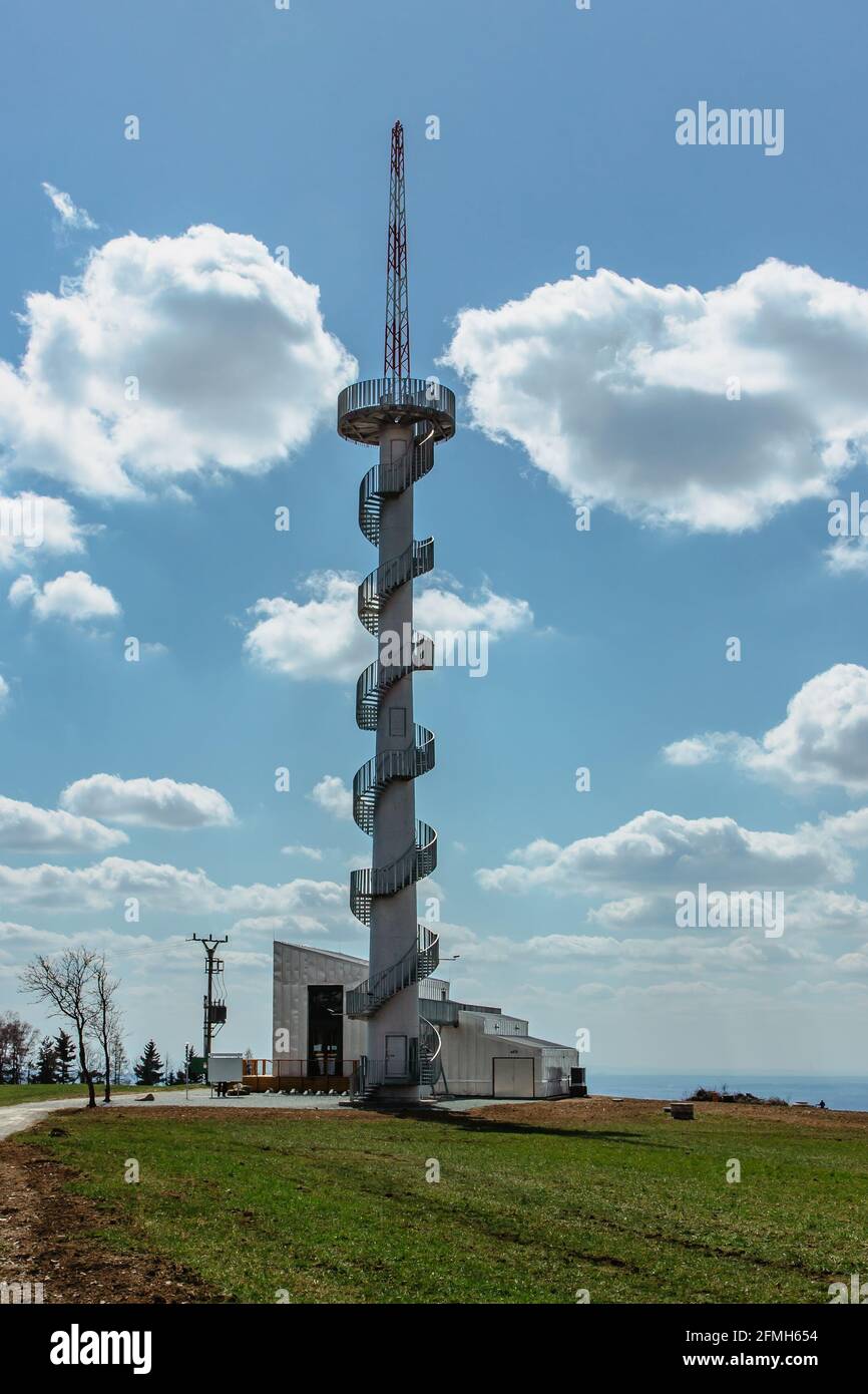 Tour de vue moderne sur la colline de Sibenik, près du village de Novy Hradek, Eagle, Orlicke, montagnes, République tchèque. Colonne de la centrale éolienne d'origine Banque D'Images