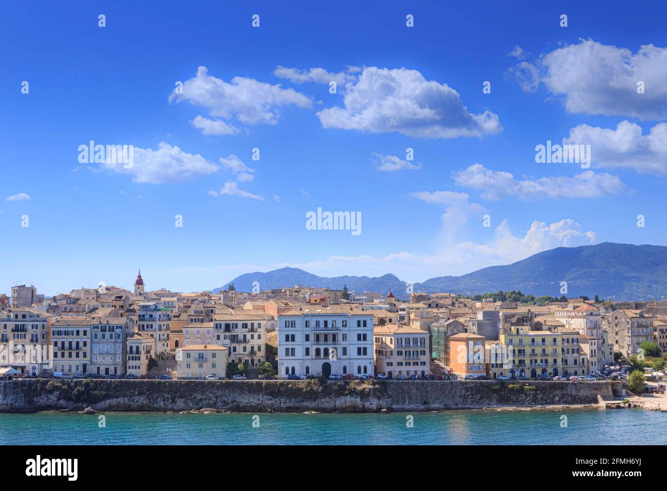 Horizon de Kerkyra (ville de Corfou) vue de la mer Ionienne, l'île de Corfou, la Grèce, l'Europe. Banque D'Images