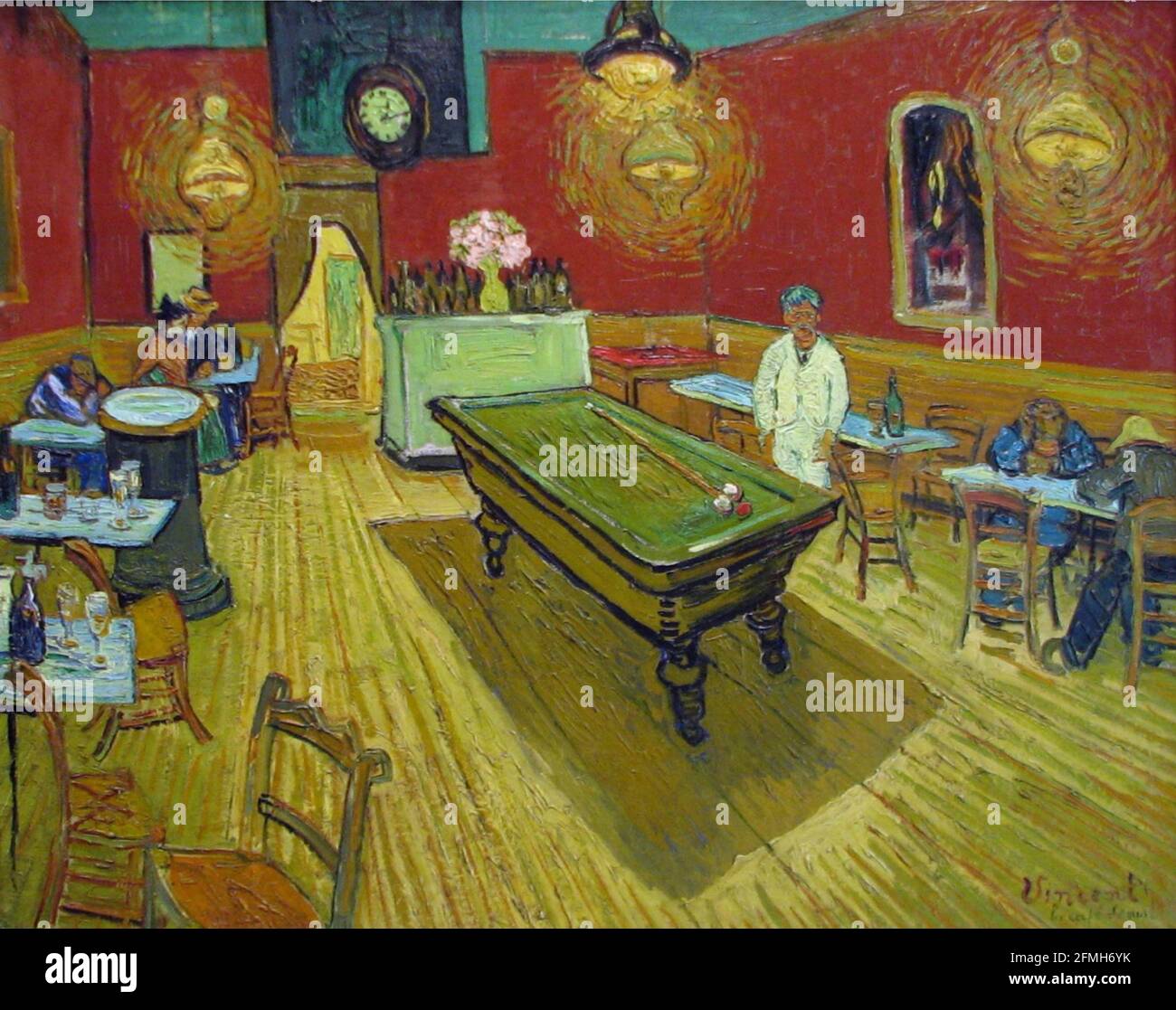Œuvre d'art Vincent van Gogh intitulée The Night Cafe - le café de nuit.  Une table de billard se trouve sur la scène centrale et les clients sont  assis sur les tables
