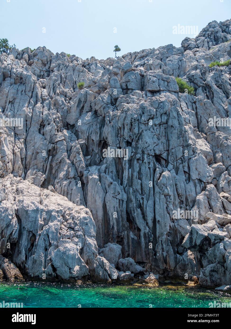 Vue d'un bateau à l'île rocheuse sur la côte à Marmaris, Turquie Banque D'Images